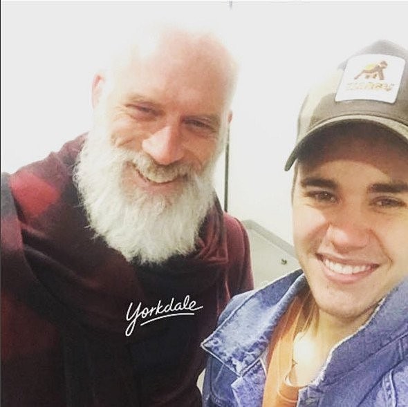 Justin Biebier cười tươi bên cạnh ông già Noel.